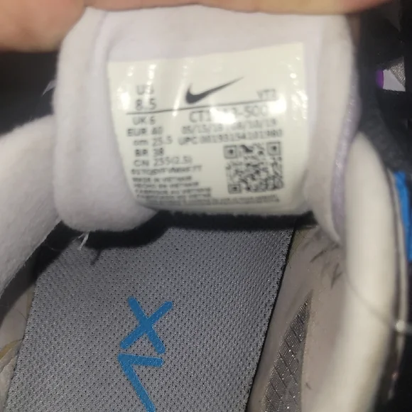 Nike Sneakers with Blue and Black Details - Picture 6 of 8